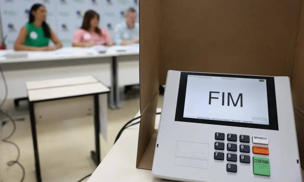 Grupo faz boca de urna em local de votação de Ricardo Nunes
