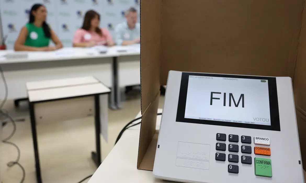 Urna eletrônica sendo testada