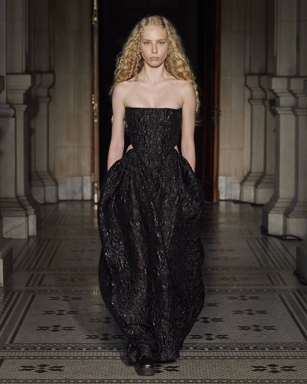 Vestido com corpete estruturado e volume na saia: luxo Vestido com corpete estruturado e volume na saia: luxo