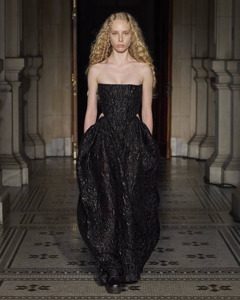 Vestido com corpete estruturado e volume na saia: luxo Vestido com corpete estruturado e volume na saia: luxo