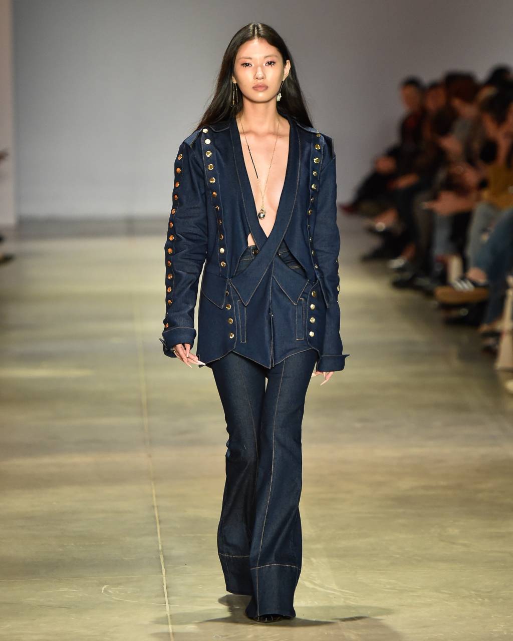 Modelo veste costume de jeans, da Amap&ocirc;