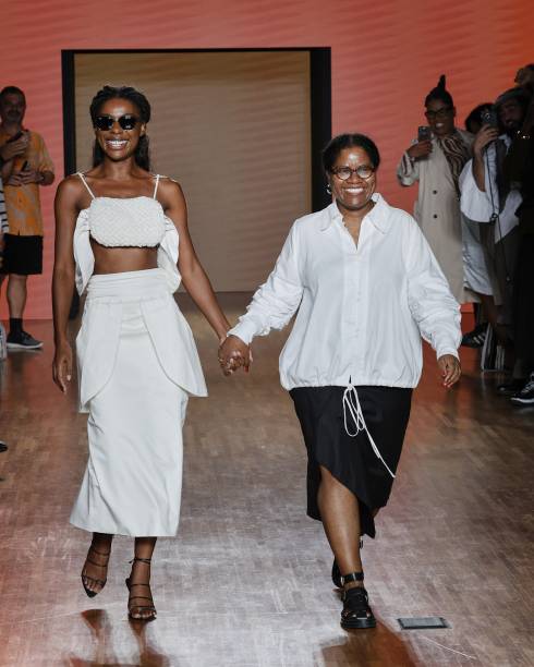 A estilista Angela Brito (à dir), ao final do desfile A estilista Angela Brito (à dir), ao final do desfile