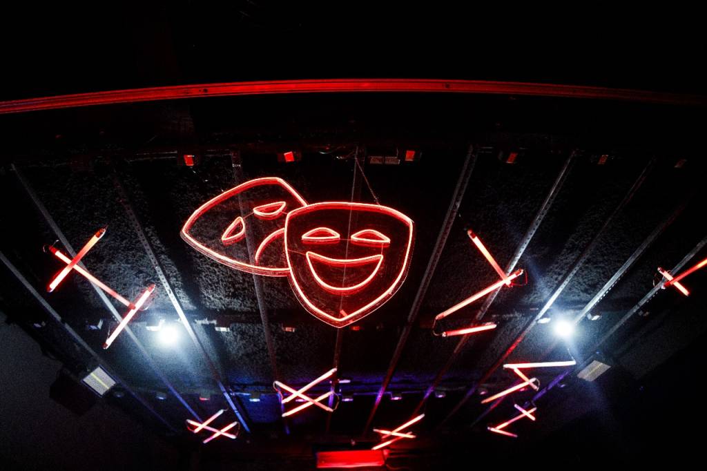 Bar Theatro, no Bixiga (6) Neon de duas máscaras de teatro
