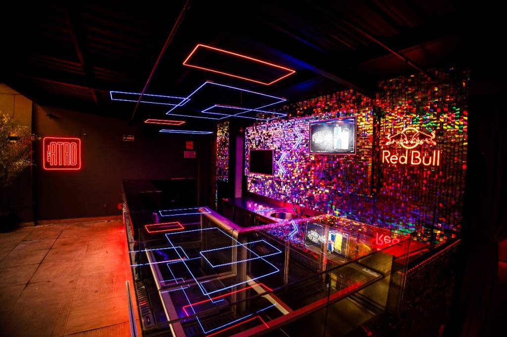 Bar Theatro, no Bixiga (8) Balcão repleto de neons coloridos e papéizinhos cintilantes na parede