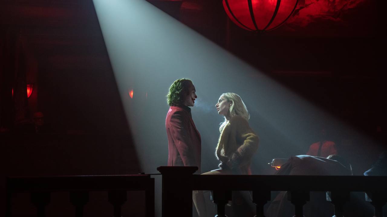 Coringa (Phoenix) e Arlequina (Gaga): vestidos de palhaço