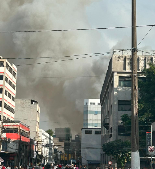 Incêndio atinge Shopping 25 de Março, no Brás