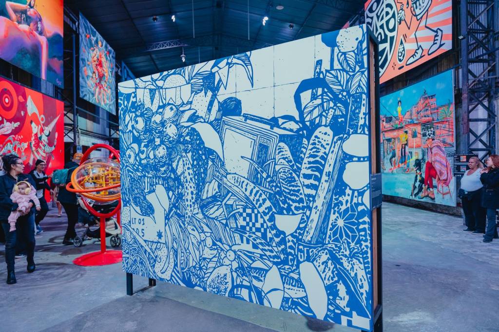 Casa NALATAxSTRAAT Créditos Rhauan Santana Grande quadro branco e azul em galpão repleto de obras
