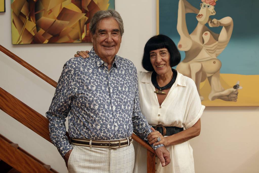 Claude Martin Vaskou e Eliana Minillo Crédito Sérgio Castro-Divulgação (1) Casal posa em frente a quadros