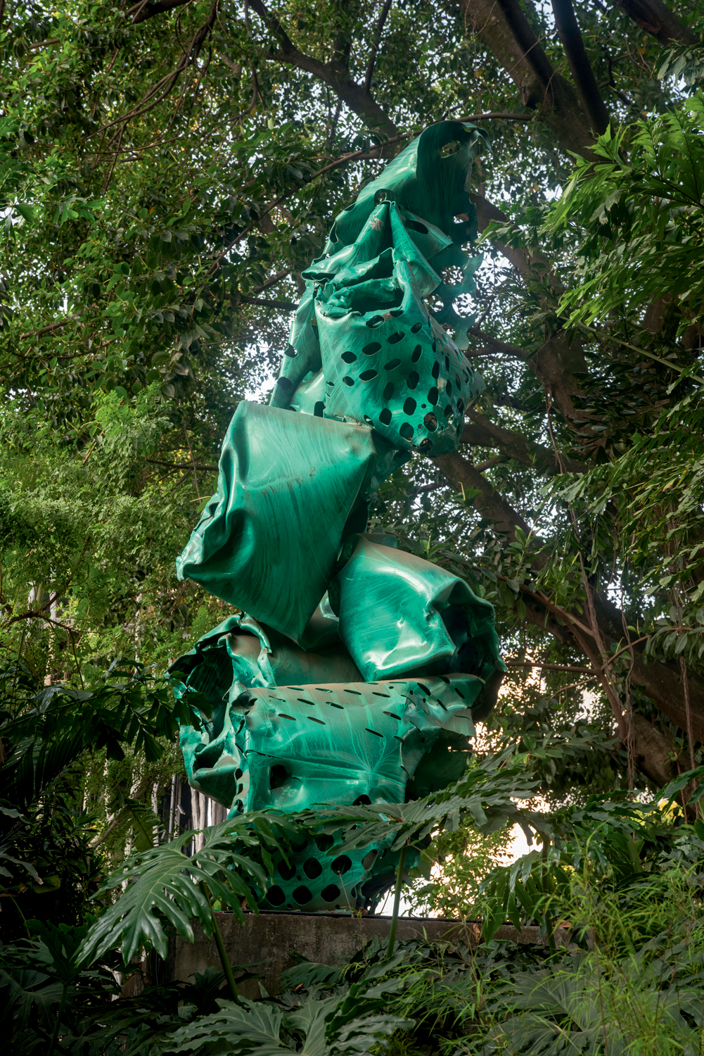 Brazil Emerald Lupine, escultura de alumínio do belga Arne Quinze Brazil Emerald Lupine, escultura de alumínio do belga Arne Quinze
