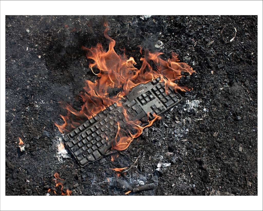 Nova exposição de Christian Cravo tem fotos em lixões da África