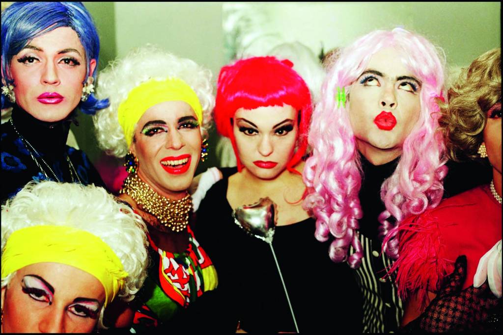 Drags Crédito Claudia Guimarães-Reprodução Drag queens com perucas coloridas, todas reunidas