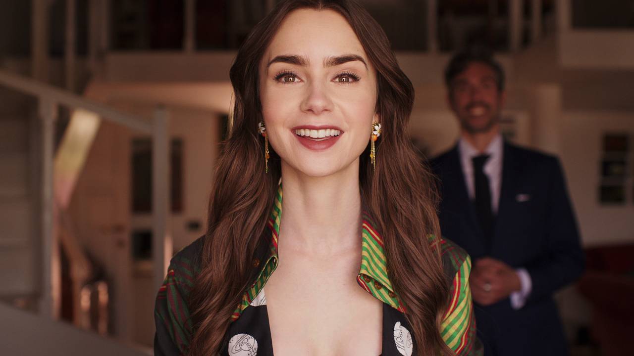 Lily Collins no papel de Emily: fashionista