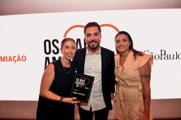 Ciro Hashimoto, diretor de publicidade da Abril, entre Thais Serra (à esq.) e Katia Ardito, que receberam a placa do Allianz Parque Ciro Hashimoto, diretor de publicidade da Abril, entre Thais Serra (à esq.) e Katia Ardito, que receberam a placa do Allianz Parque