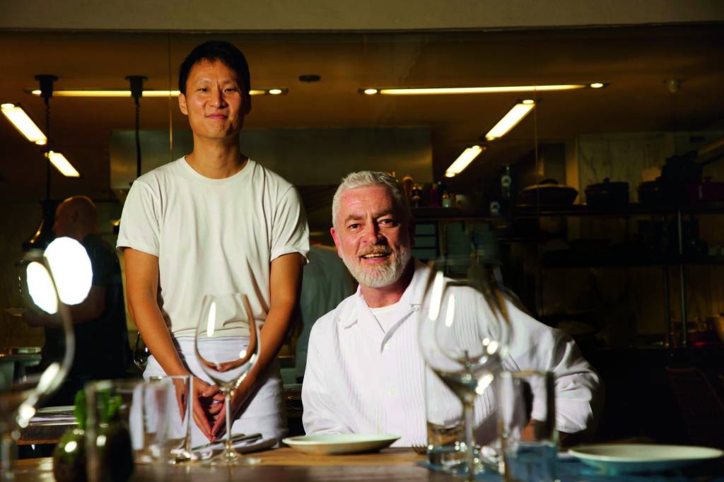 Alex Atala recebe o chef Paulo Shin para um jantar à moda coreana