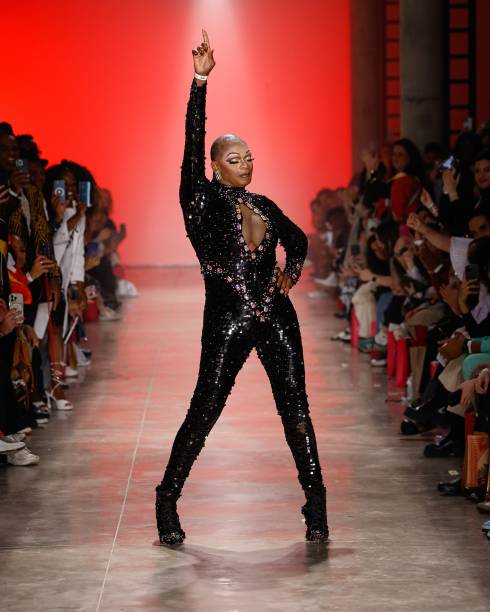 A Drag queen Marcia Pantera em desfile de Isaac Silva A Drag queen Marcia Pantera em desfile de Isaac Silva