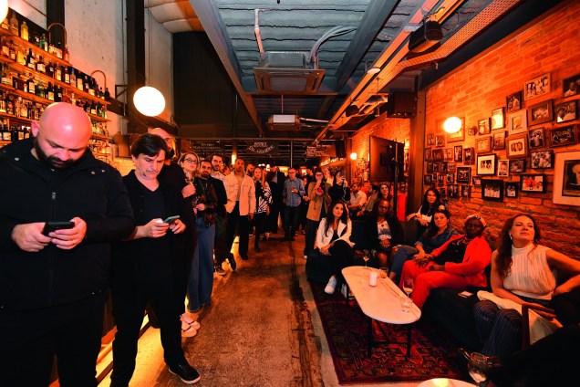 Os convidados no Bar Le Quartier durante a exibi&ccedil;&atilde;o de um trecho do programa de estreia