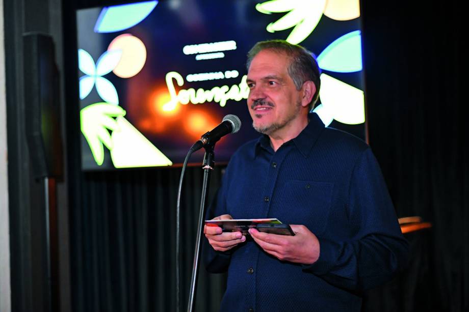 O editor-executivo Arnaldo Loren&ccedil;ato na apresenta&ccedil;&atilde;o da temporada