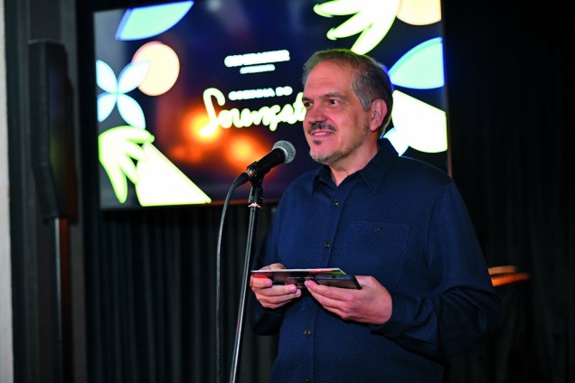 O editor-executivo Arnaldo Loren&ccedil;ato na apresenta&ccedil;&atilde;o da temporada