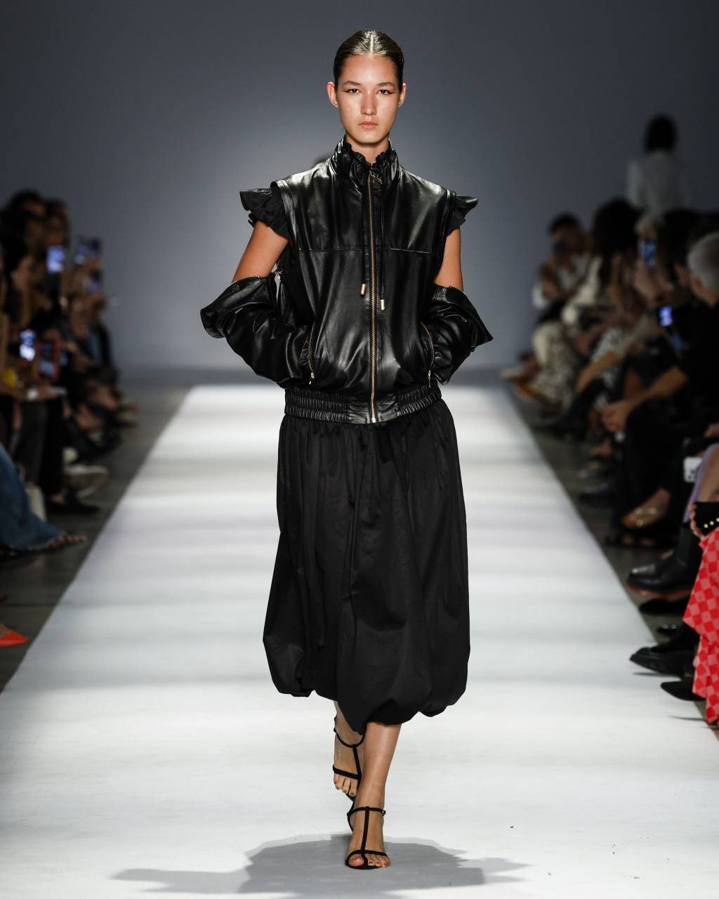 Modelo em look total black, no desfile de Lilly Sarti Modelo em look total black, no desfile de Lilly Sarti