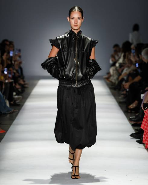 Modelo em look total black, no desfile de Lilly Sarti Modelo em look total black, no desfile de Lilly Sarti