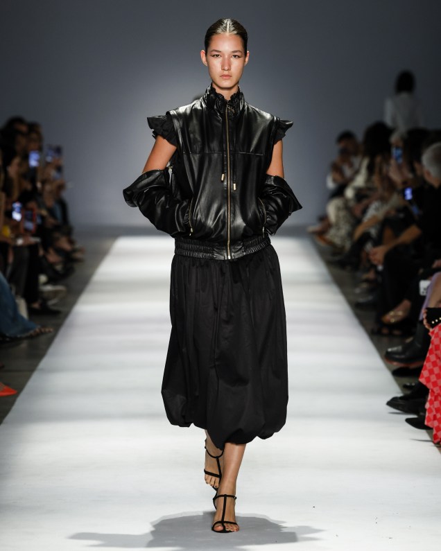 Modelo em look total black, no desfile de Lilly Sarti Modelo em look total black, no desfile de Lilly Sarti