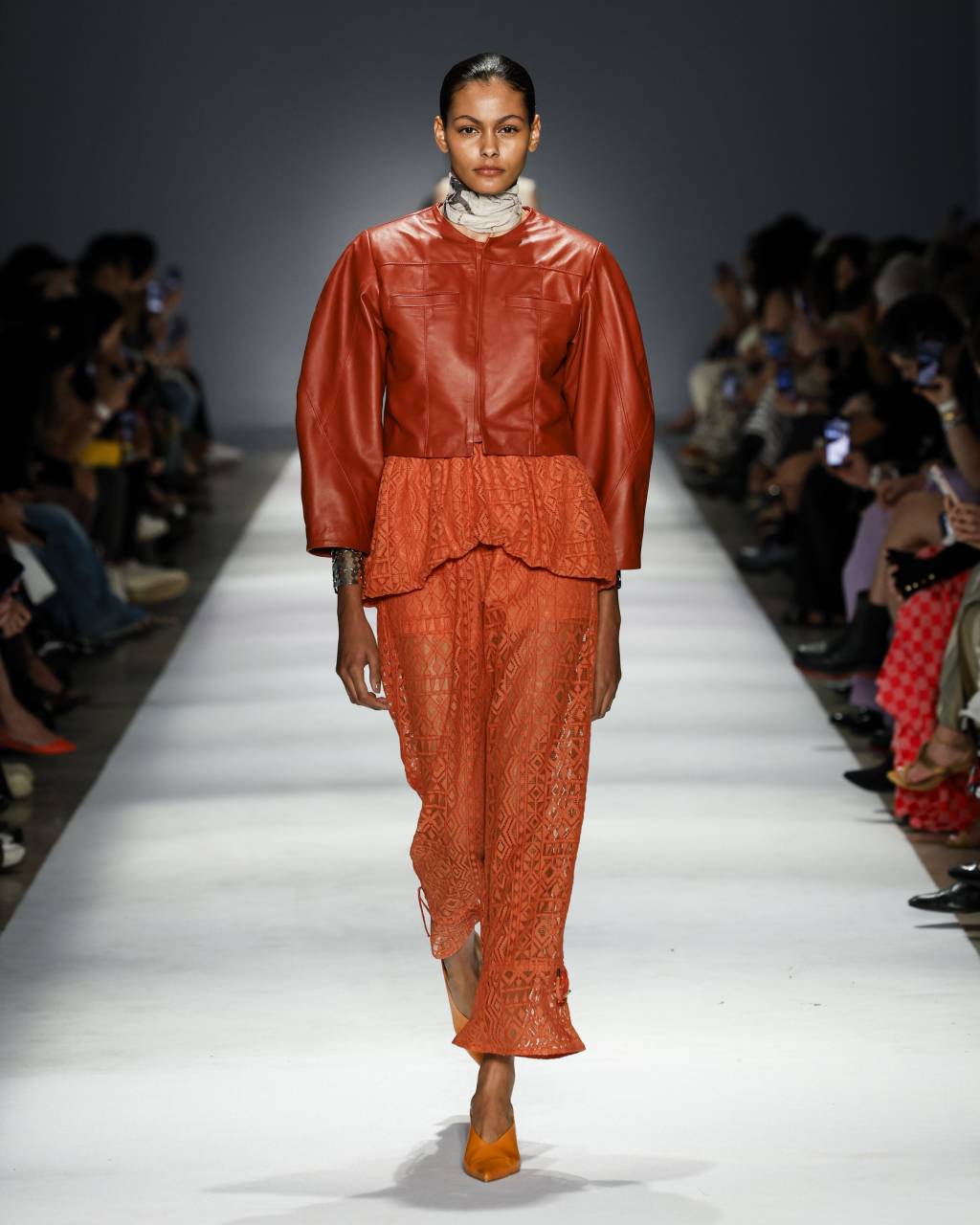 Look da cole&ccedil;&atilde;o de Lilly Sarti: ombros arredondados