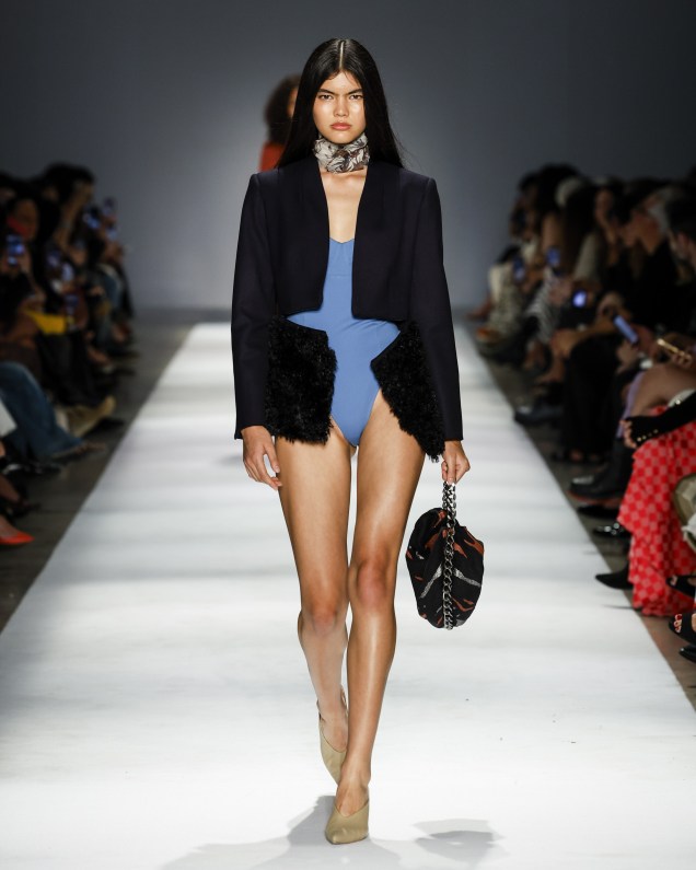 Blazer redesenhado faz as vezes de saída de praia Blazer redesenhado faz as vezes de saída de praia