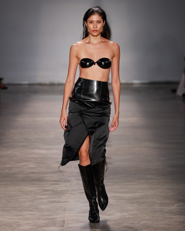Modelo desfile look da cole&ccedil;&atilde;o da grife Normando