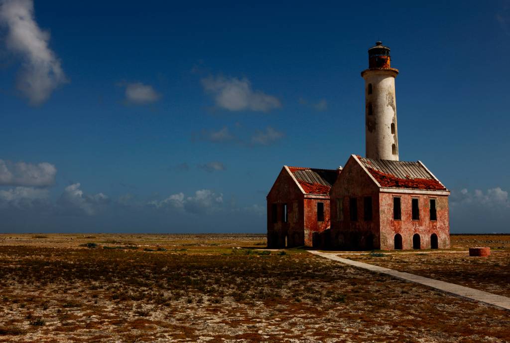 OKFarol contraste (1)-1 Farol no meio do nada, com céu azul em destaque