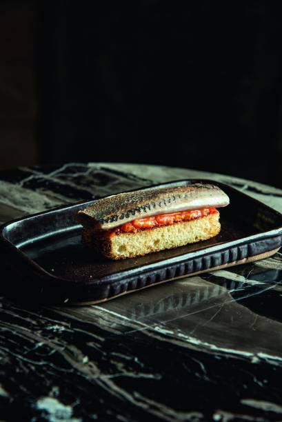 Um dos petiscos do Plou: sardinha marinada sobre brioche