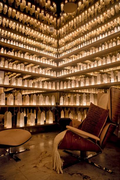 Sala de cristais projetada por Philippe Starck para o spa Sala de cristais projetada por Philippe Starck para o spa