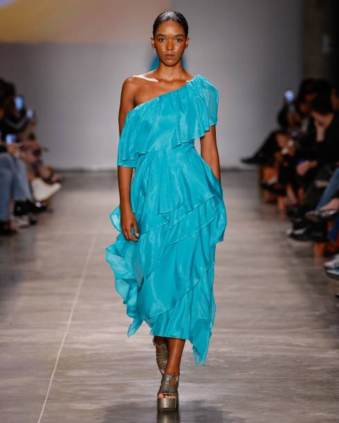 Modelo usa vestido Santa Resist&ecirc;ncia
