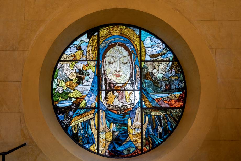 Vitrais de Vik Muniz: único elemento novo autorizado pelo tombamento na Capela Santa Luzia Vitrais de Vik Muniz: único elemento novo autorizado pelo tombamento na Capela Santa Luzia