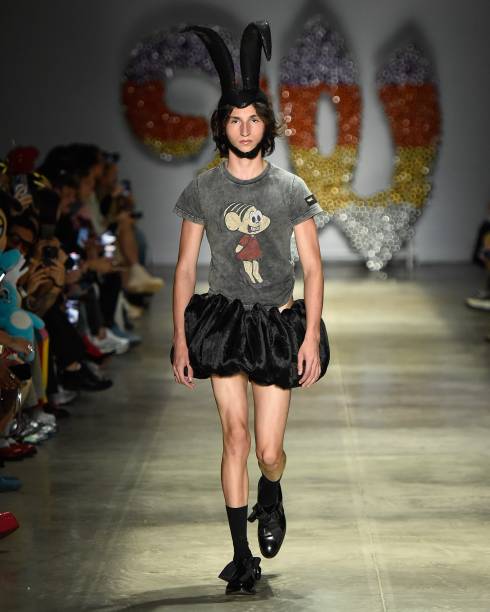 Modelo no desfile de Walério Araújo, com camiseta com estampa da Mônica Modelo no desfile de Walério Araújo, com camiseta com estampa da Mônica