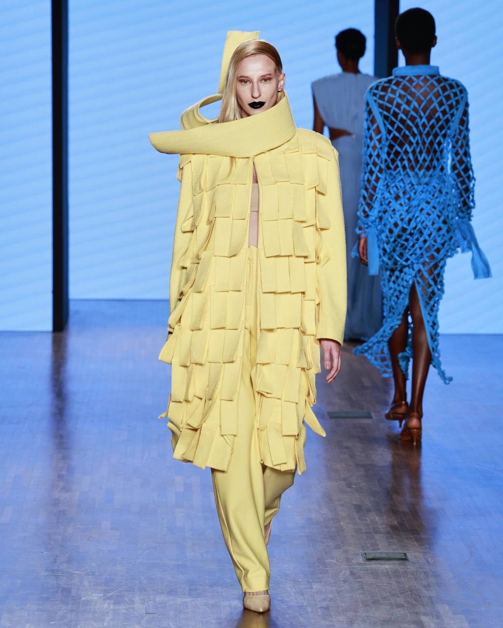 Look monocrom&aacute;tico do estilista Weider Silveiro, para a SPFW