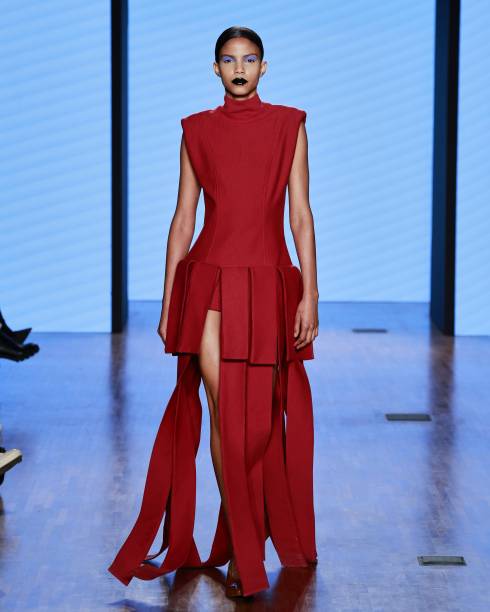 Look com cintura marcada e saia de fitas. Look com cintura marcada e saia de fitas.