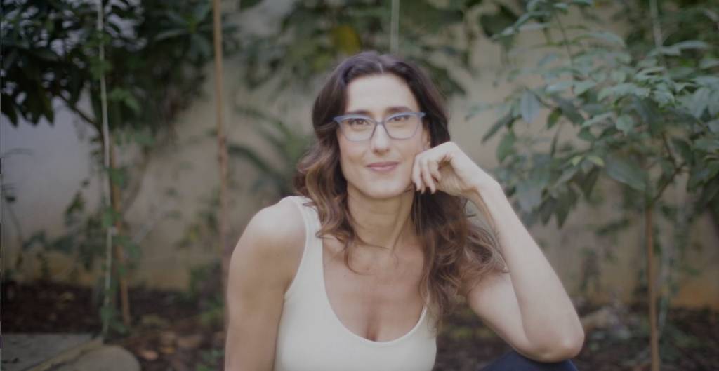 Paola Carosella Retrato da chef Paula Carosella com a mão no rosto