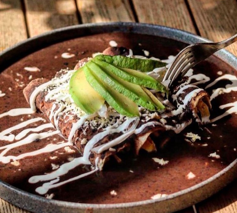 Prato com feijão e tortillas de milho