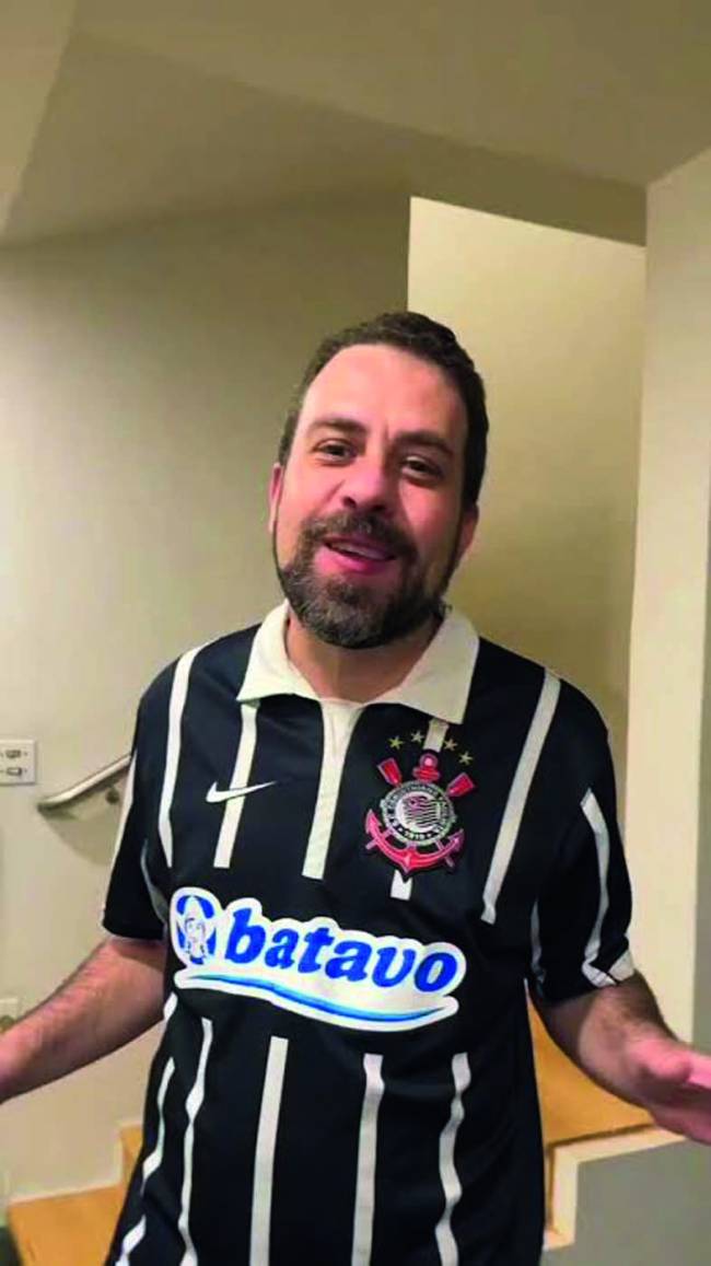 Guilherme Boulos Com a camisa de seu time, o Corinthians