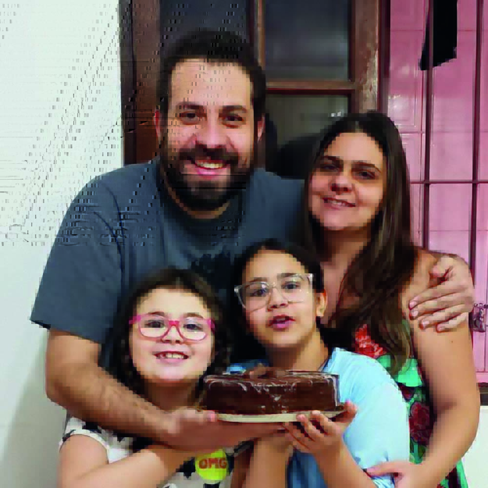 Guilherme Boulos Com a esposa, Natalia, e as filhas, Sofia e Laura