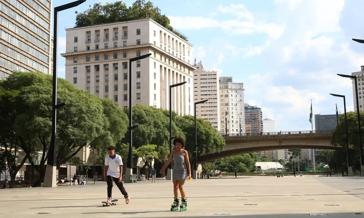 Pessoas patinando no Anhangabau com sol e tempo aberto