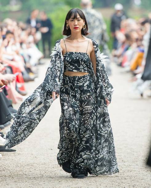 Atriz Ana Hikari desfila para Fernanda Yamamoto no SPFW