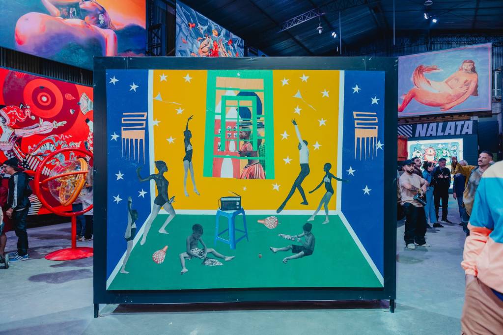 Festival Casa NALATAXSTRAAT, quinta edição em Pinheiros Grande quadro amarelo, verde e azul em galpão repleto de obras