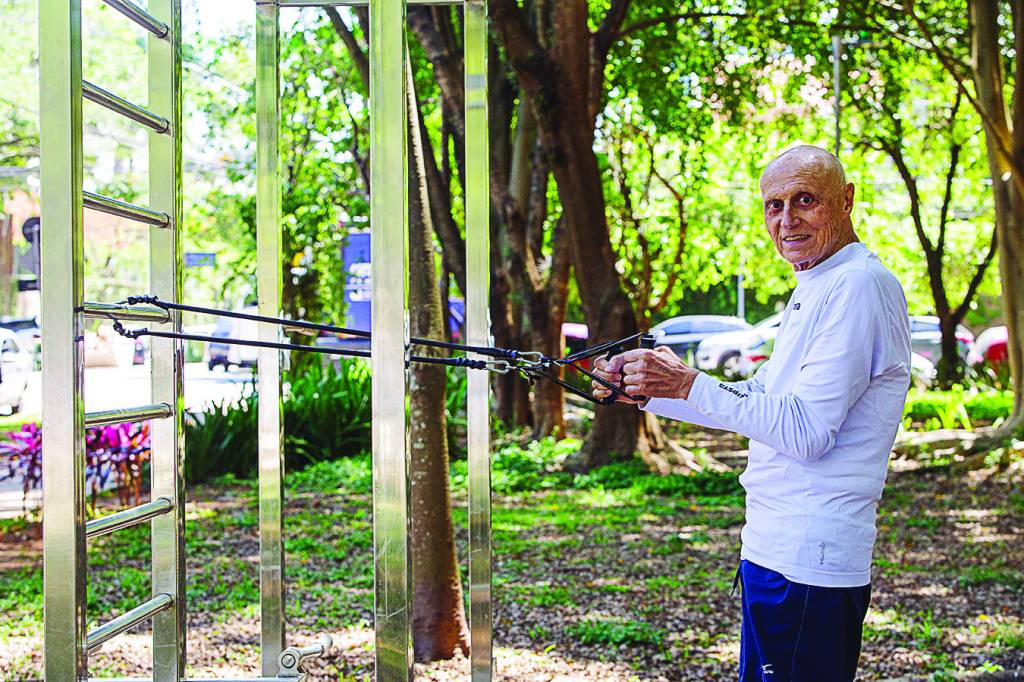 Eduardo Suplicy Durante exercício em frente à sua casa