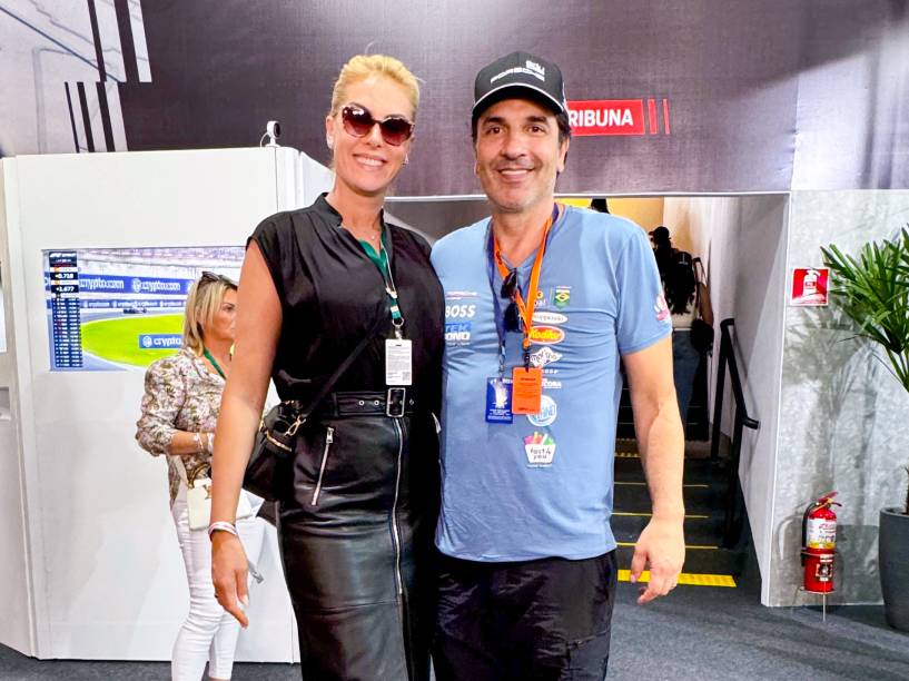 Ana Hickman e Edu Guedes visitam o GP de F&oacute;rmula 1