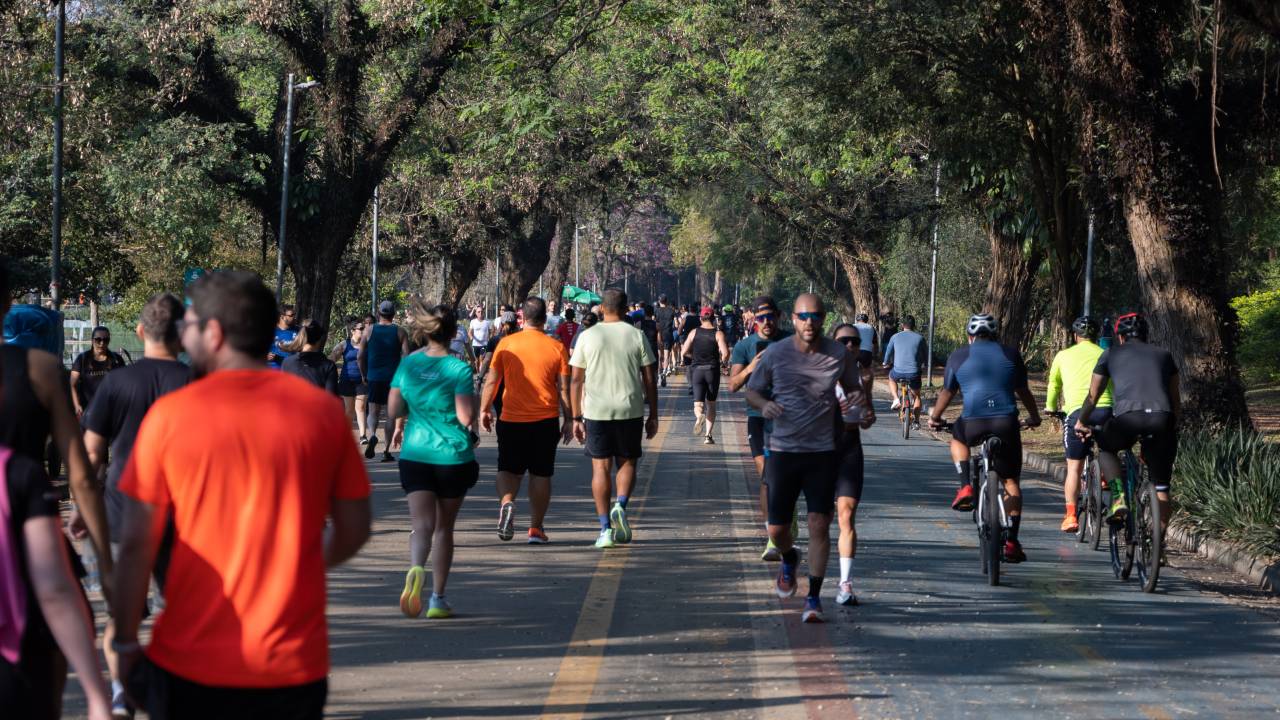 Corredores amadores no Ibirapuera: para eles, nada muda