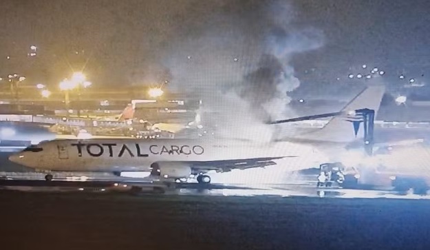 Avião cargueiro pega fogo e faz pouso de emergência no aeroporto de Guarulhos
