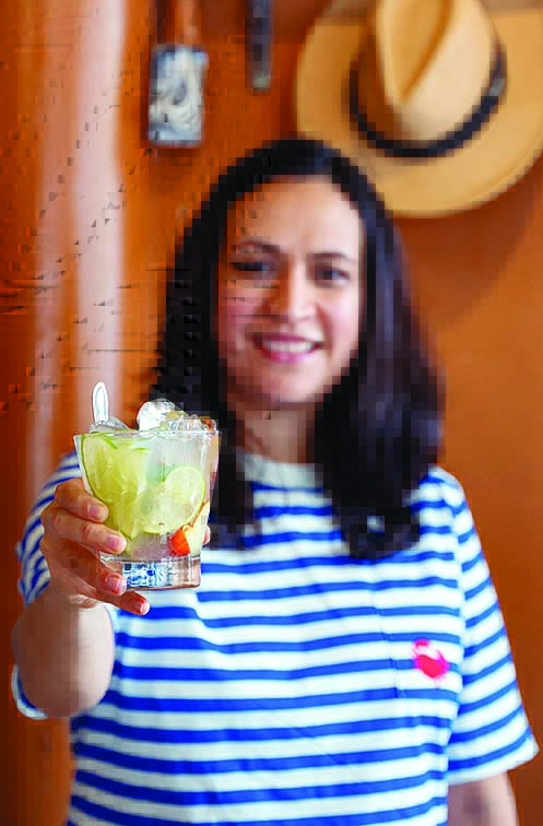_Bar da Adelaide_foto Felipe Maiotto (22) Mulher segurando copo com caipirinha