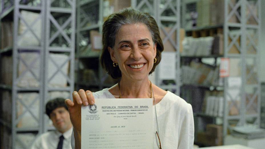 Cena importante: entrega do atestado de óbito de Rubens Paiva, no Fórum João Mendes, a Eunice Paiva (Fernanda Torres)