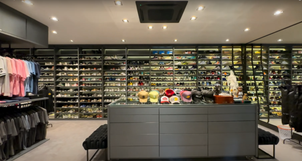 Closet Closet com fileiras de tênis ao fundo